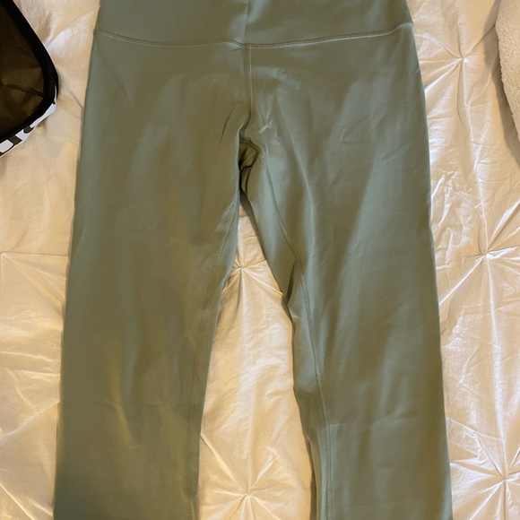 Lululemon willow green cropped leggings size 10 - Picture 2 of 3